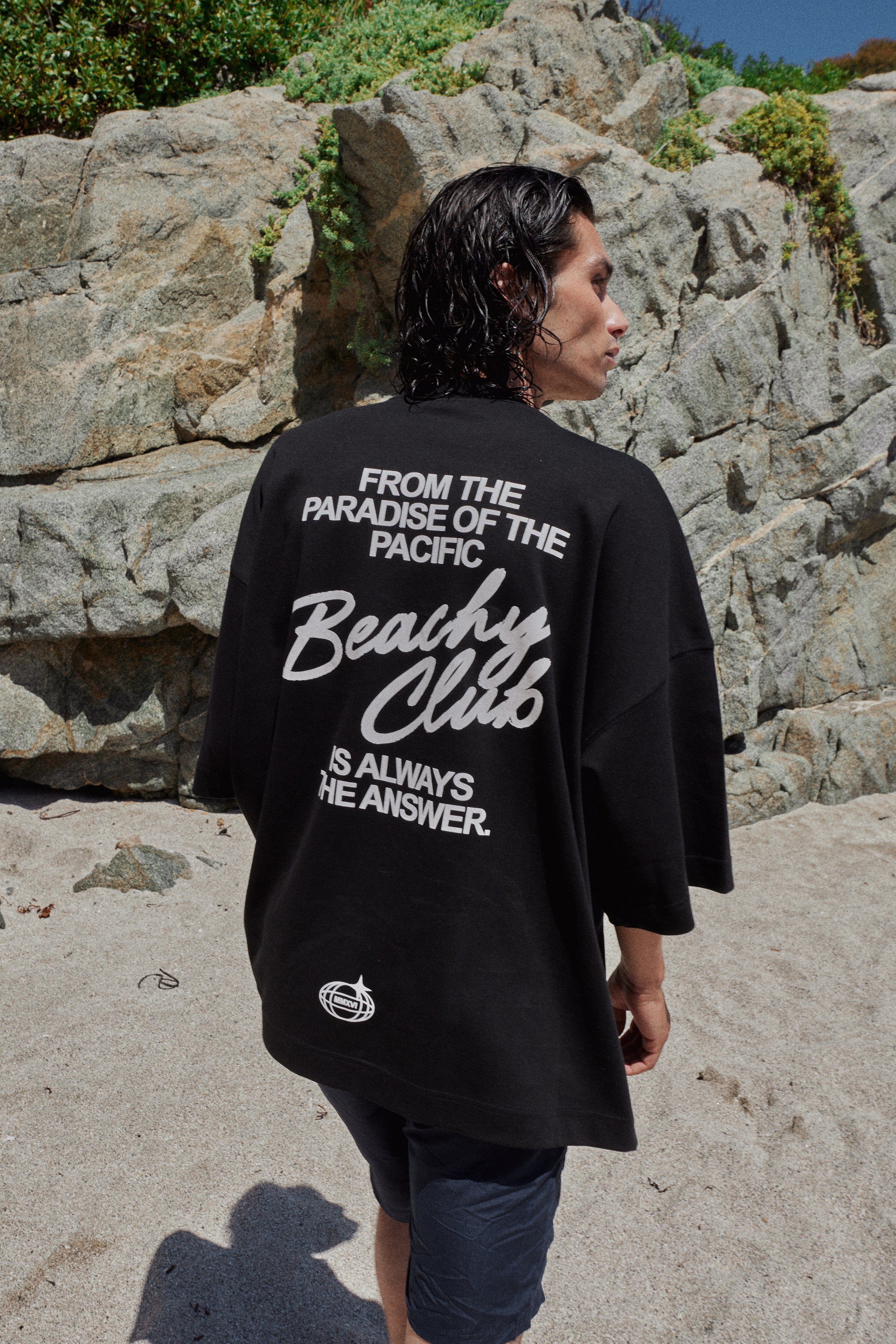 POLERA BEACHY CLUB BLACK OVERSIZE