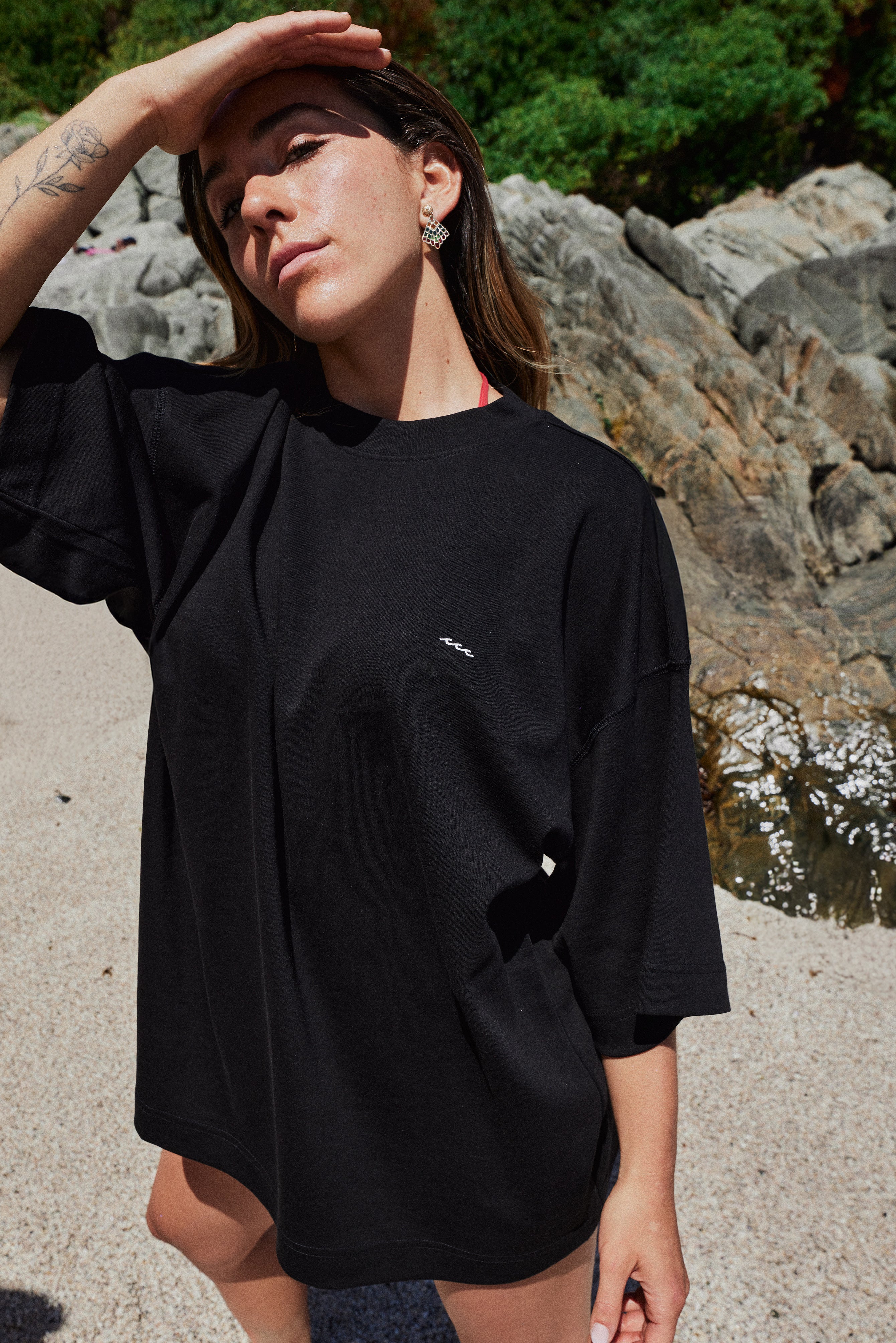 POLERA BEACHY CLUB BLACK OVERSIZE