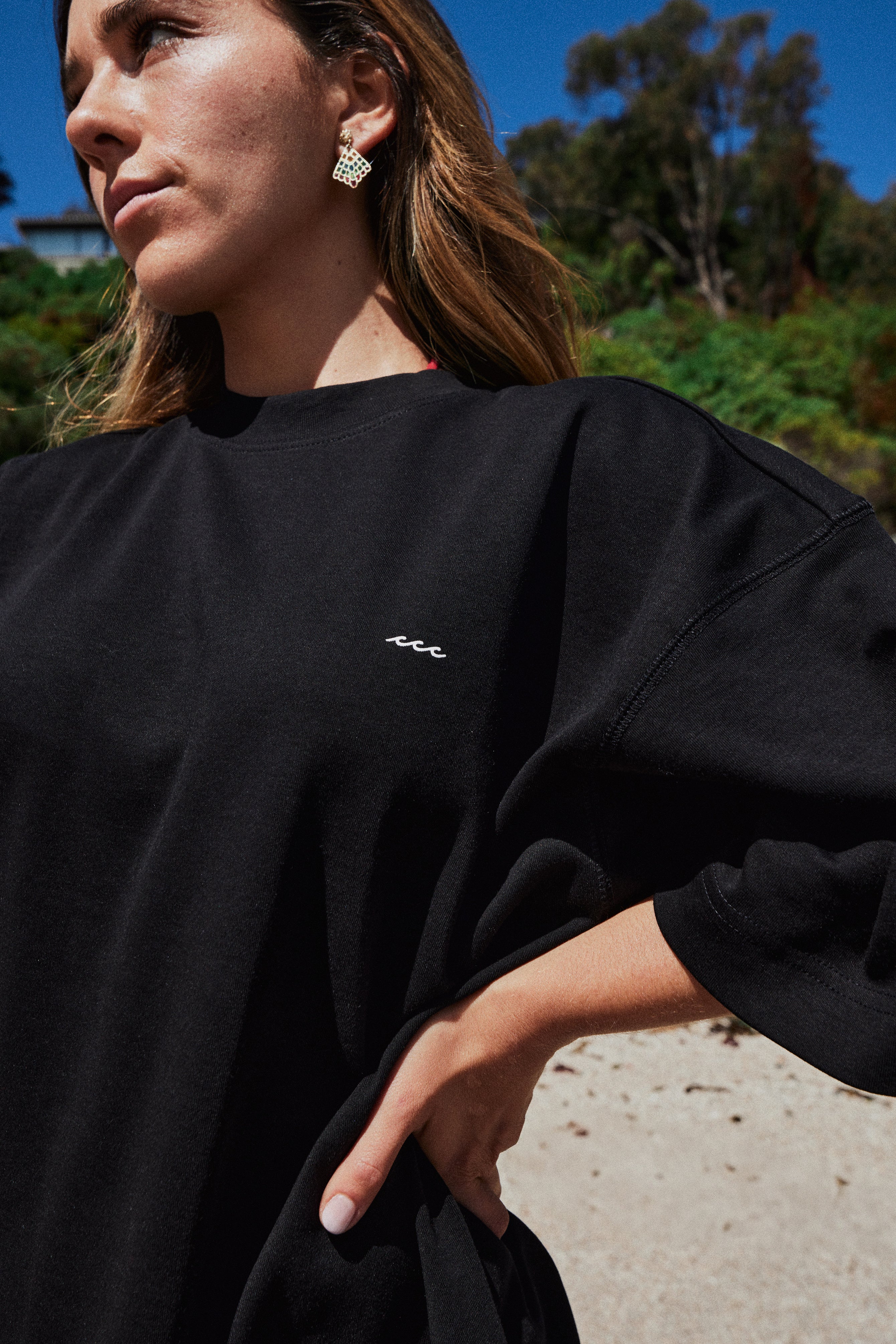 POLERA BEACHY CLUB BLACK OVERSIZE